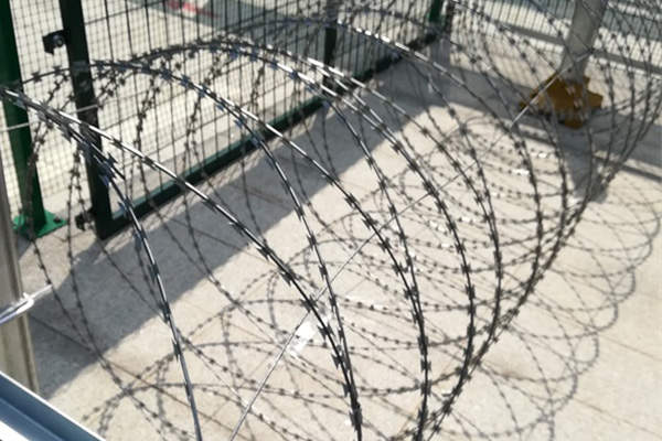 平鋪型刀片刺繩特點(diǎn) 平鋪型刀片刺繩特點(diǎn)